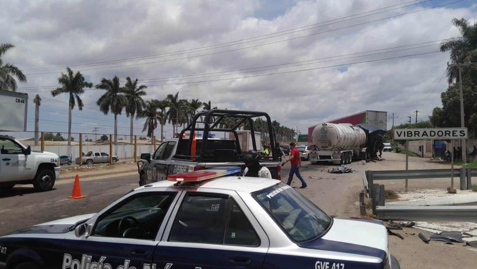 Conductor queda prensado tras colisión con otro tráiler por la México 15 en Guasave