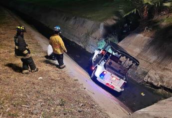 Pulmonero pierde el control y termina en el fondo de canal pluvial por la Marina en Mazatlán