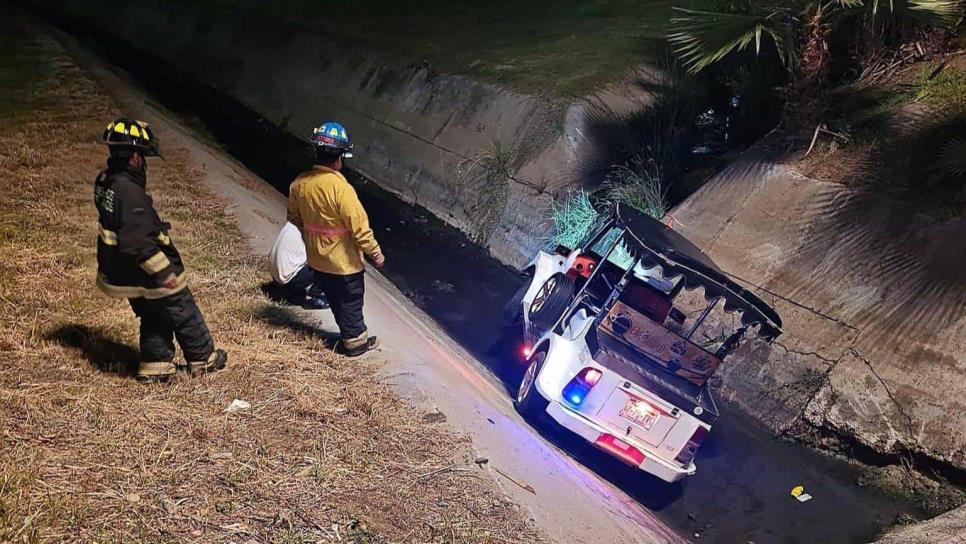 Pulmonero pierde el control y termina en el fondo de canal pluvial por la Marina en Mazatlán