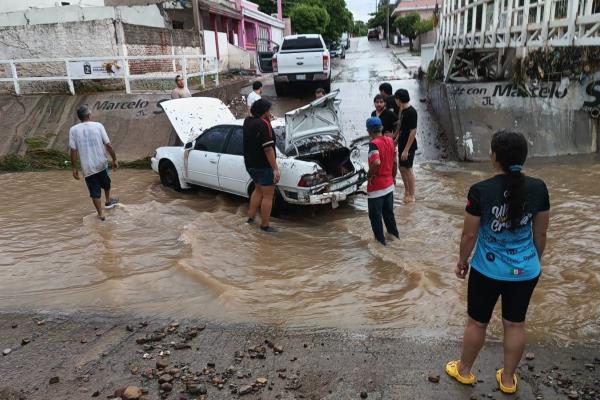 Lluvias en Culiacán provocan inundaciones, canales desbordados y autos arrastrados por la corriente