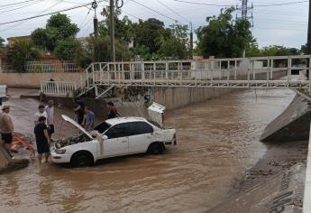 Vehículo arrastrado por el arroyo El Piojo, es rescatado por los vecinos de la colonia 6 de Enero.