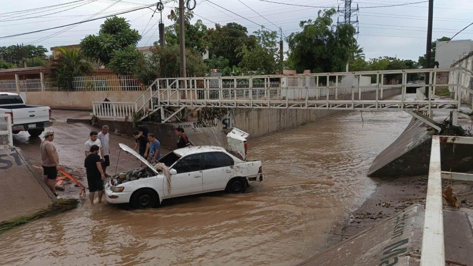 Vehículo arrastrado por el arroyo El Piojo, es rescatado por los vecinos de la colonia 6 de Enero.