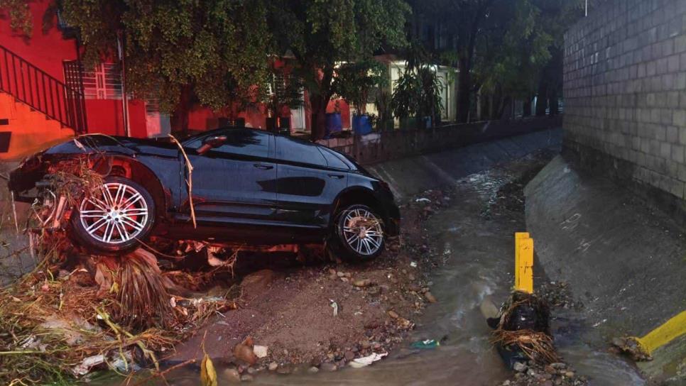 Las fuertes corrientes de las lluvias se llevaron a 5 vehículos en Culiacán