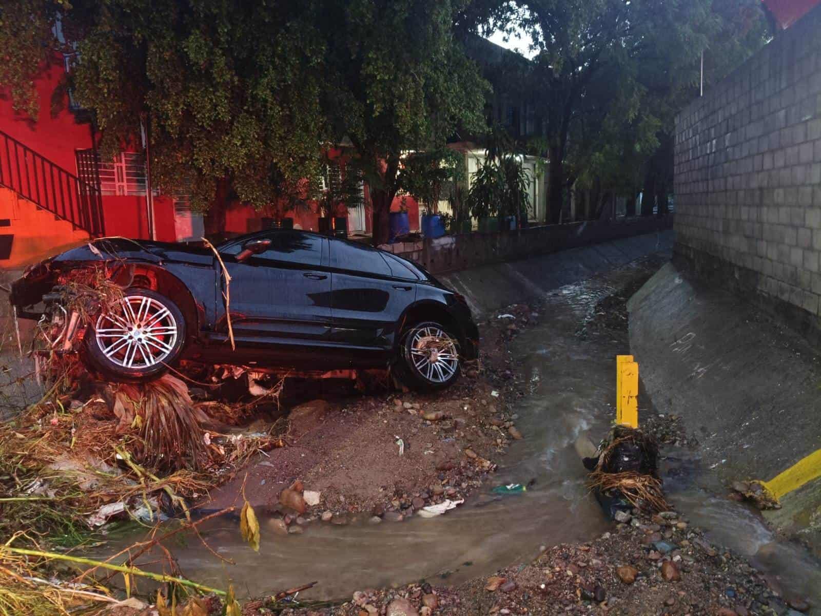 Las fuertes corrientes de las lluvias se llevaron a 5 vehículos en Culiacán