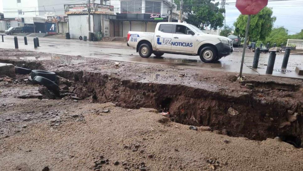 Lluvias en Culiacán provocan un enorme socavón en la colonia Ignacio Allende