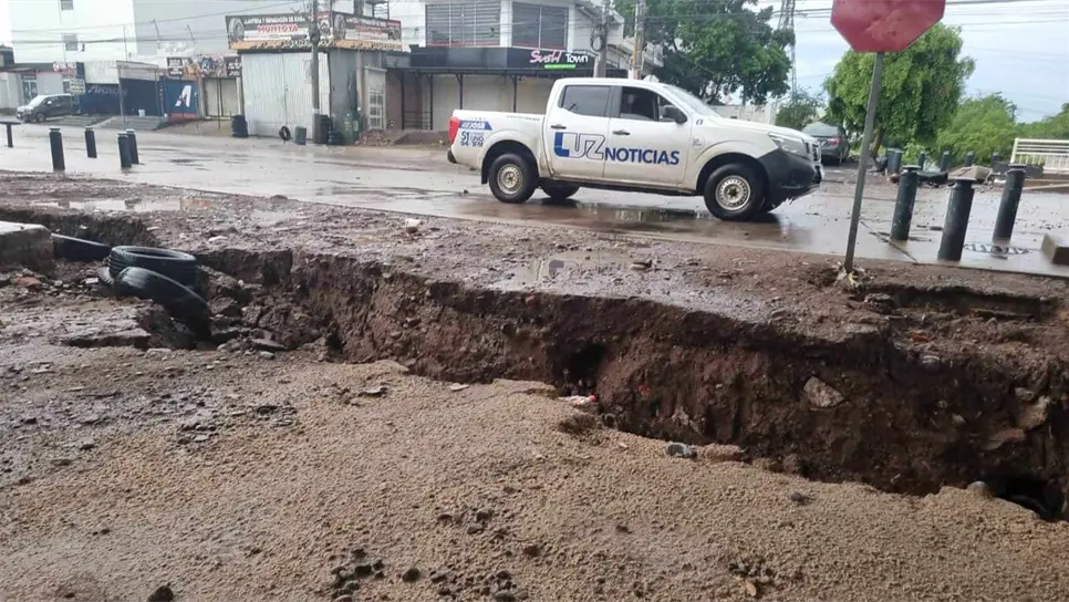 El socavón se formó debido a las lluvias en Culiacán. FOTO: Luz Noticias
