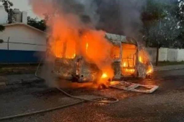 Arden en llamas una camioneta estacionada en la colonia Mazatlán