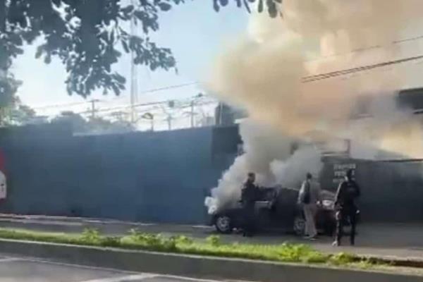 Se quema un carro por el malecón viejo en Culiacán