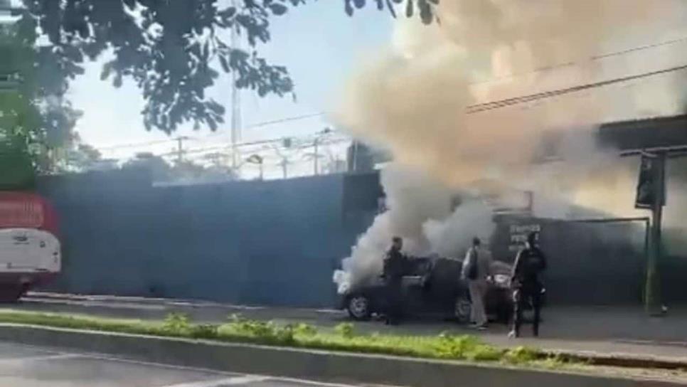 Se quema un carro por el malecón viejo en Culiacán