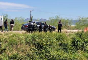 Hallan asesinado a joven dentro de un carro en carretera de Ahome