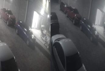 Vehículo embiste a tres autos estacionados y huye del lugar en Los Mochis