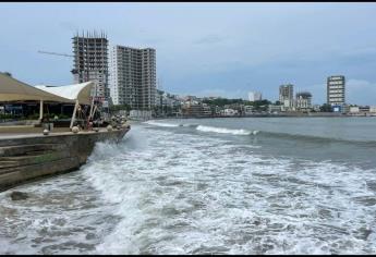 Aumenta oleaje en playas de Mazatlán, llaman al autocuidado