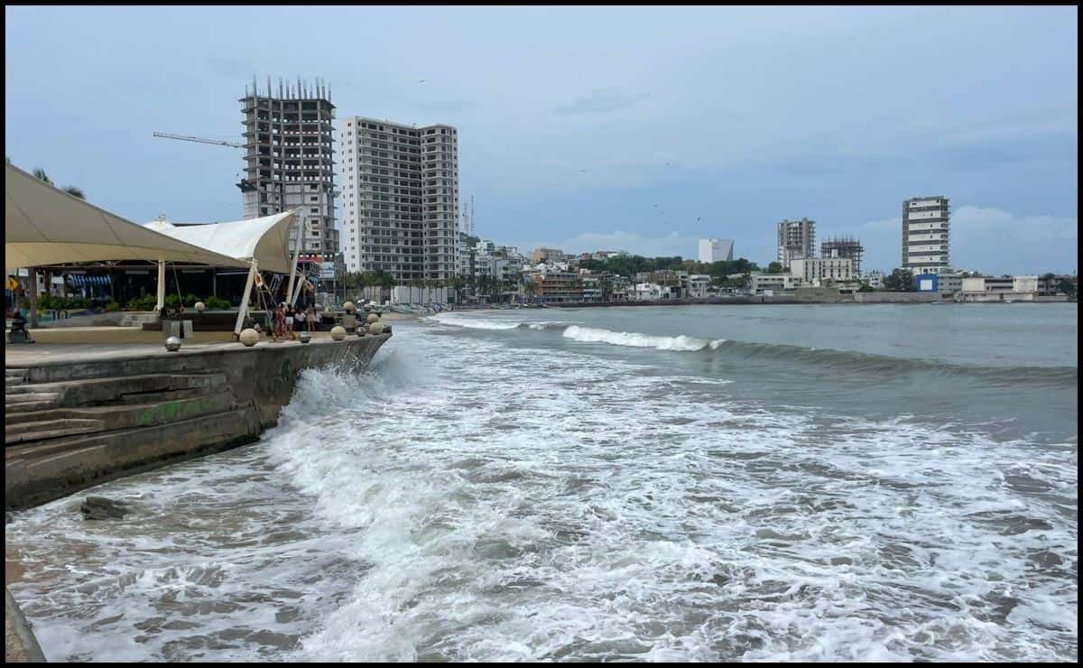 Aumenta oleaje en playas de Mazatlán, llaman al autocuidado