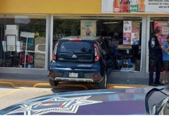 Conductora confunde acelerador con freno y se mete a un Oxxo en Guasave