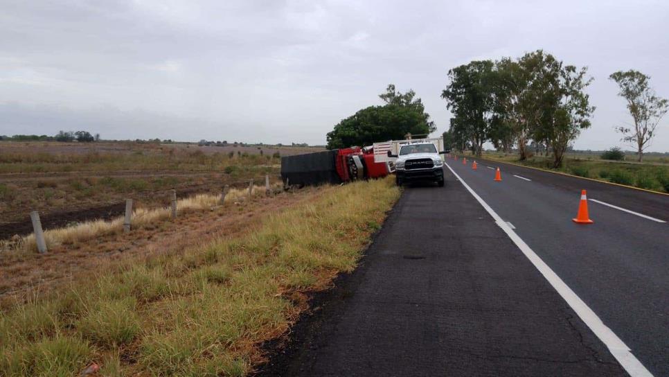 Vuelca camión de carga sobre la Maxipista en Culiacán