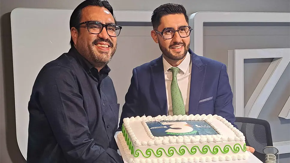 El alcalde felicitando a José Rodríguez.