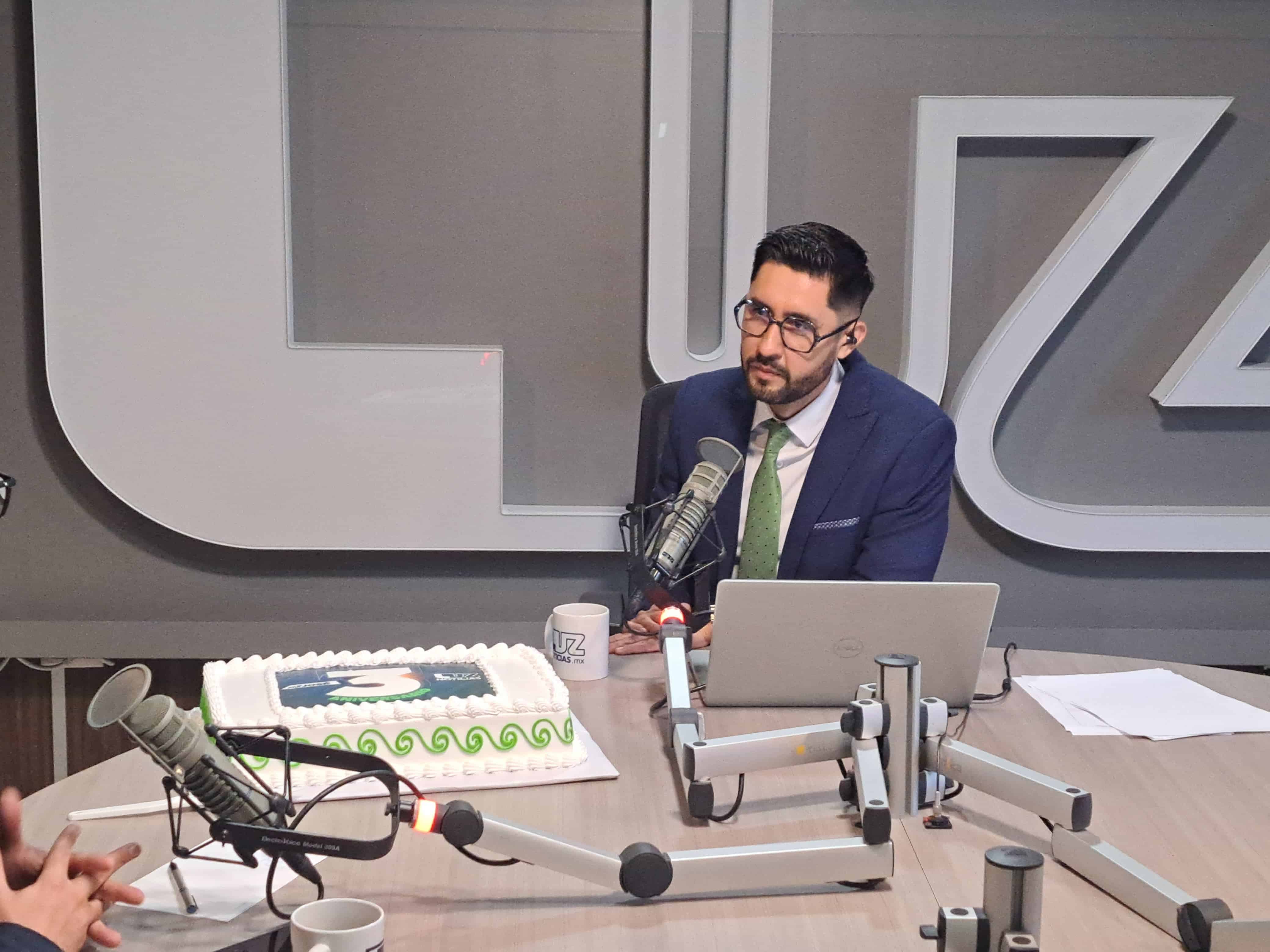 ¡Tres años de «Lo Sé Por José»! Directivos de Luz Network felicitan a José Rodríguez