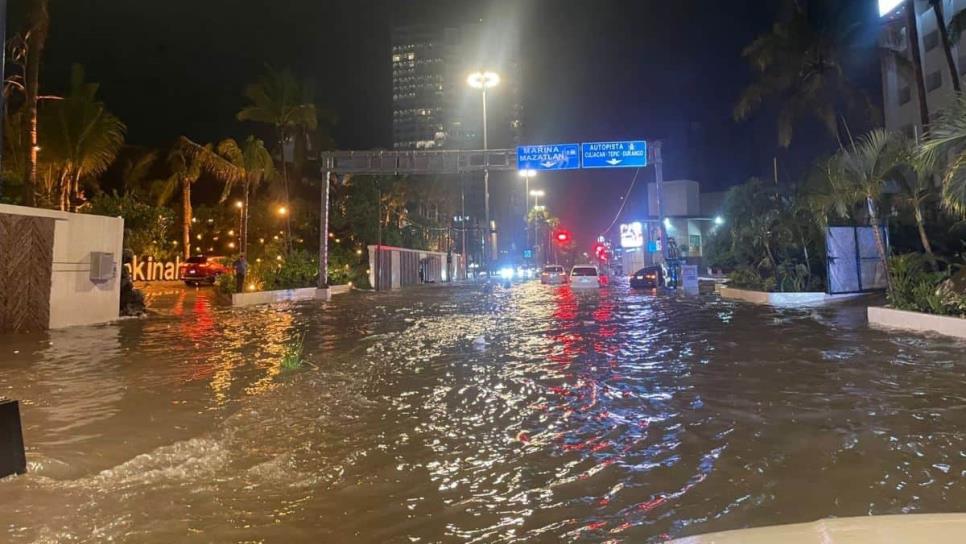 Lluvia nocturna en Mazatlán alcanza hasta los 70 milímetros; causa encharcamientos