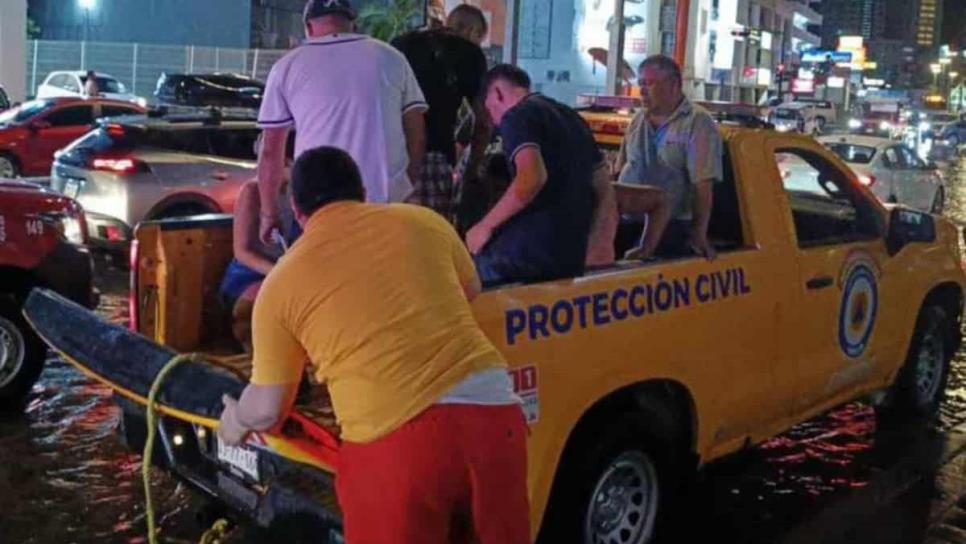 Fuerte tormenta inunda varios sectores de Mazatlán; vehículos y personas quedan varadas en la calles