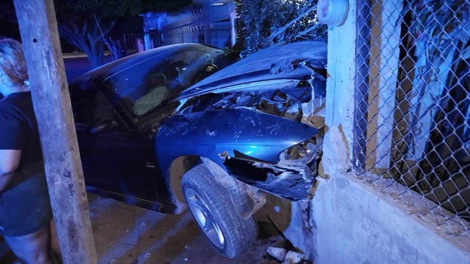 Mustang choca contra una casa en Leyva, Guasave; conductor resulta herido