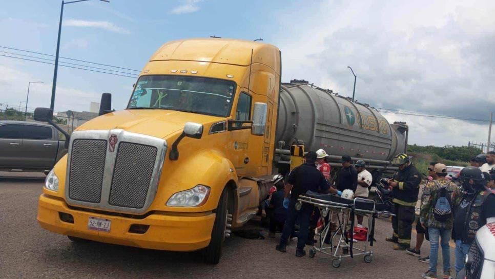 Joven motociclista choca contra tráiler y queda prensado en la ruta al Aeropuerto Mazatlán