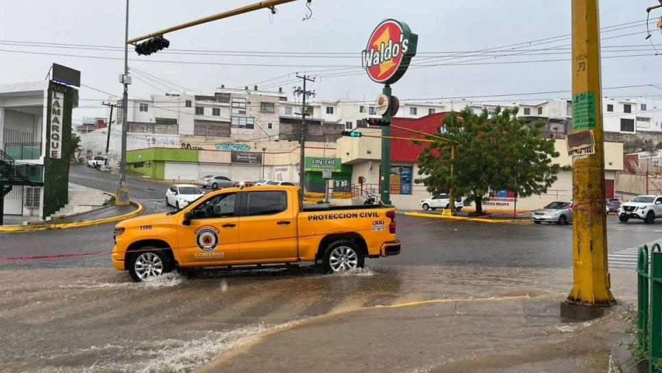 Protección Civil rescata a persona de ser arrastrada por la corriente de las lluvias en Culiacán