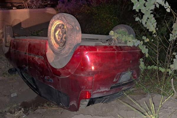 Vuelca vehículo en Ahome y ocupantes abandonan el lugar