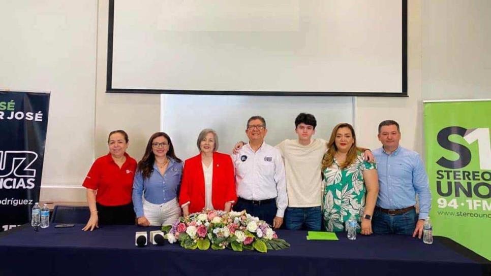 Stereo1 entrega beca en el Instituto Jean Piaget del Río Culiacán