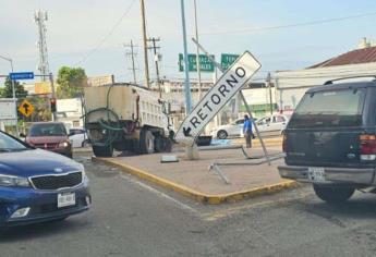 Pipa de agua se queda sin frenos y choca en la salida sur de Mazatlán