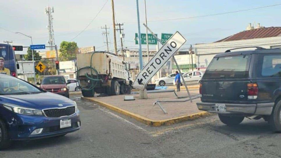 Pipa de agua se queda sin frenos y choca en la salida sur de Mazatlán