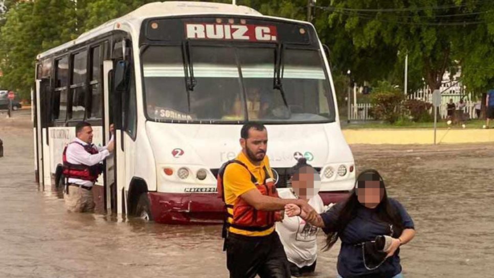 Cierre de aeropuerto, inundaciones y carros varados provocan fuertes lluvias en Culiacán