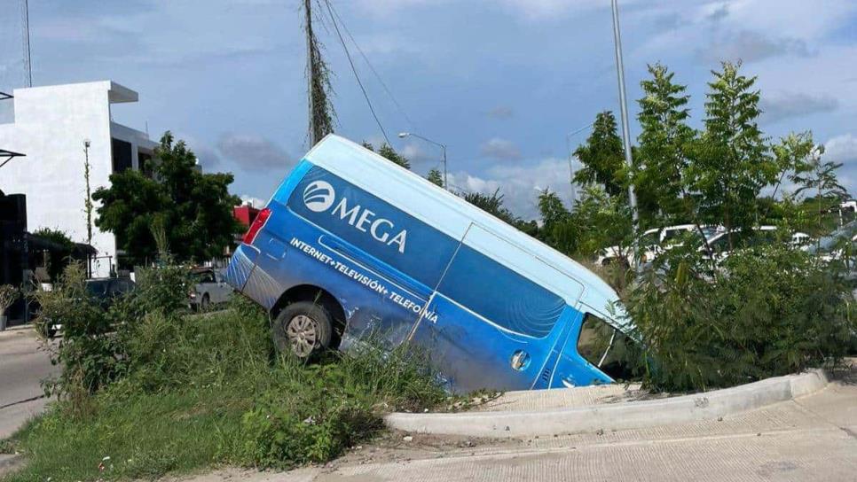 Encontronazo entre dos vehículos lleva uno de ellos a caer a canal pluvial en Mazatlán