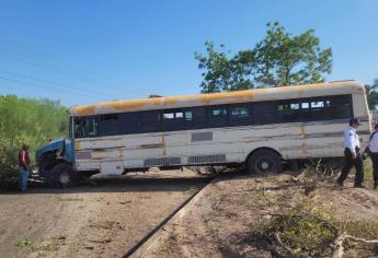 Autobús se poncha y choca contra múltiples árboles en El Fuerte: 4 personas resultan lesionadas