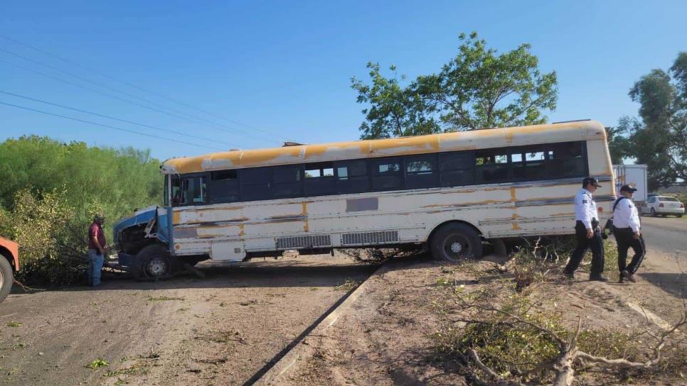 Autobús se poncha y choca contra múltiples árboles en El Fuerte: 4 personas resultan lesionadas