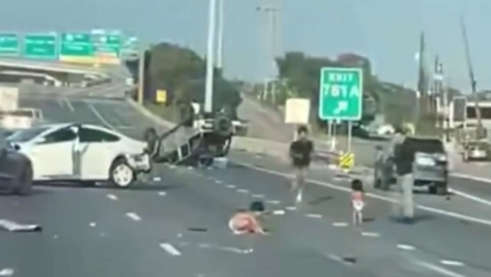 Bebés se salvan de milagro tras salir proyectados de un vehículo en accidente