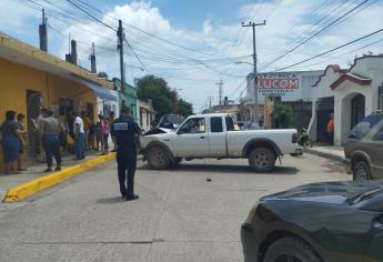 Conductor de camioneta se estrella contra vivienda en el centro de Escuinapa 