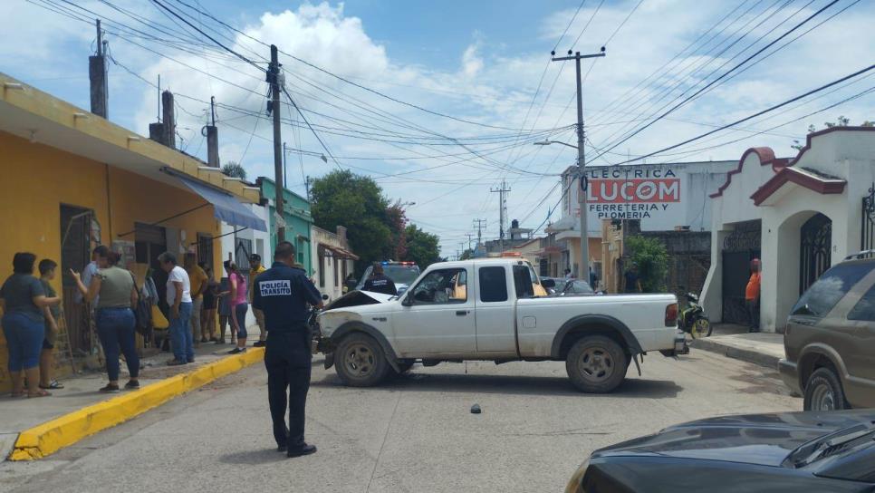 Conductor de camioneta se estrella contra vivienda en el centro de Escuinapa 