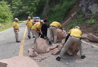 Tras derrumbe, abren comunicación en la carretera Badiraguato-Parral