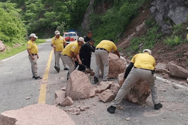 Tras derrumbe, abren comunicación en la carretera Badiraguato-Parral