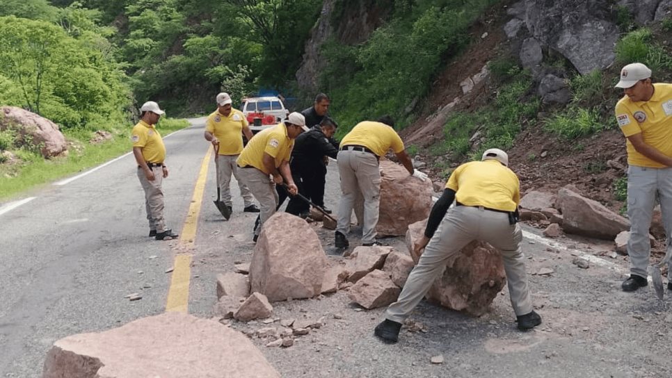 Tras derrumbe, abren comunicación en la carretera Badiraguato-Parral