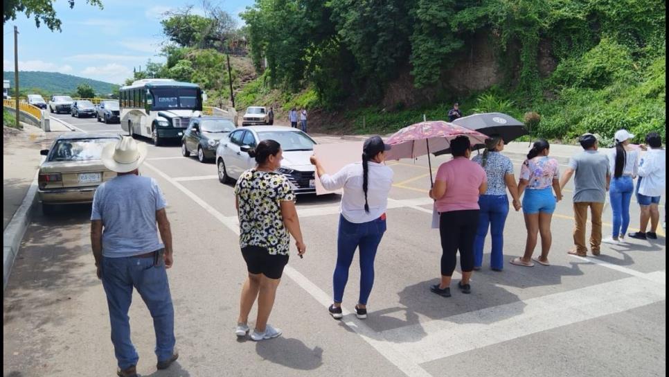 Por fallas en la energía eléctrica, vecinos del Puente del Quelite, Mazatlán bloquean la carretera México 15