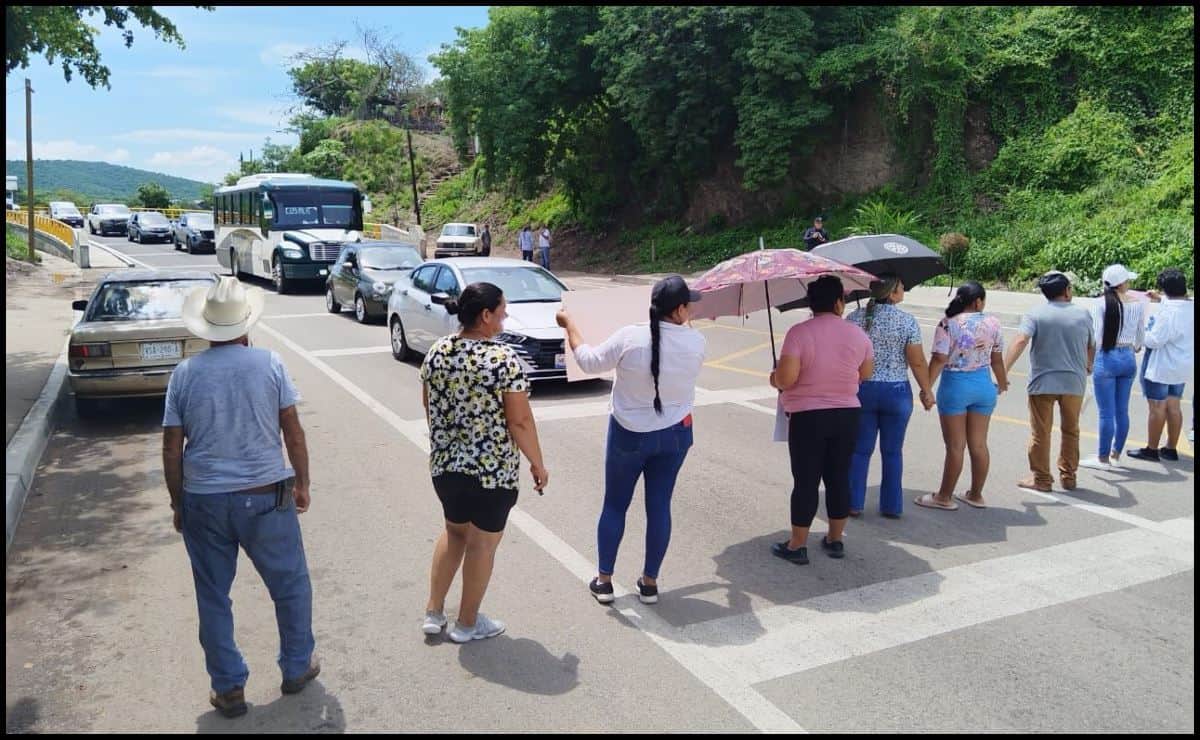 Por fallas en la energía eléctrica, vecinos del Puente del Quelite, Mazatlán bloquean la carretera México 15
