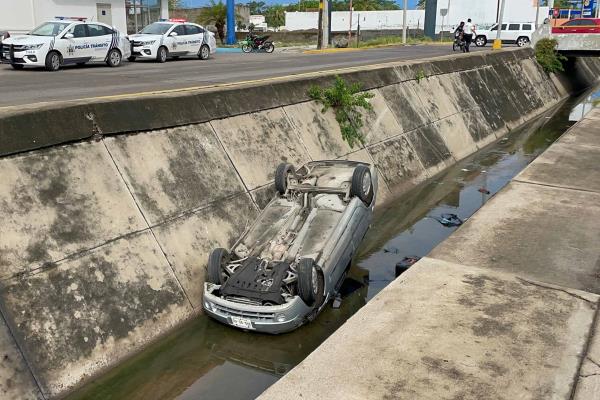 Conductor de auto cae al canal tras chocar contra otro vehículo por la Pancho Villa en Mazatlán
