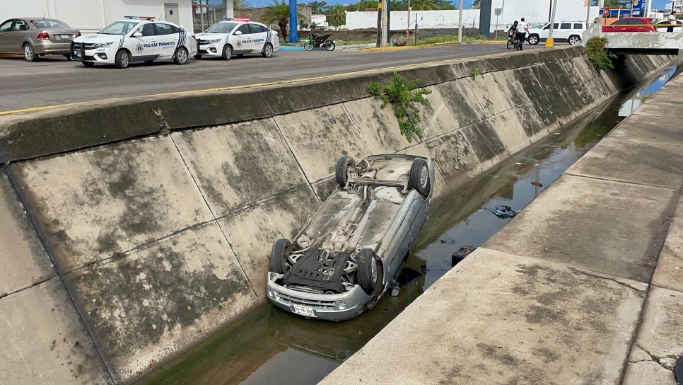 Conductor de auto cae al canal tras chocar contra otro vehículo por la Pancho Villa en Mazatlán