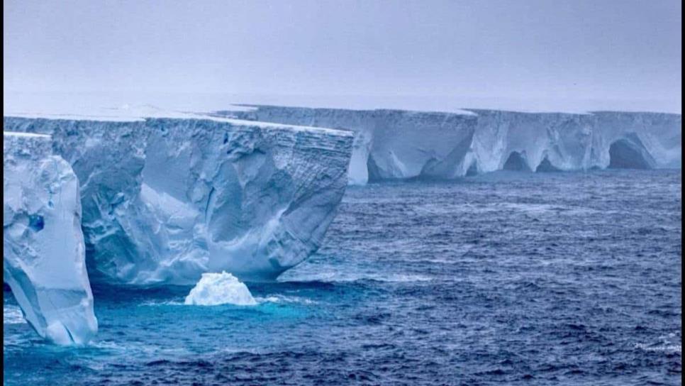 ¿En dónde está el iceberg más grande del mundo? Sigue divagando en el océano