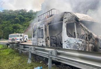 Camioneta turística se incendia en la autopista Mazatlán-Durango 