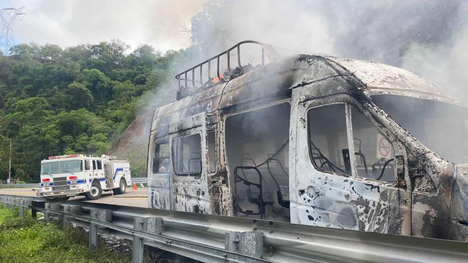 Camioneta turística se incendia en la autopista Mazatlán-Durango 