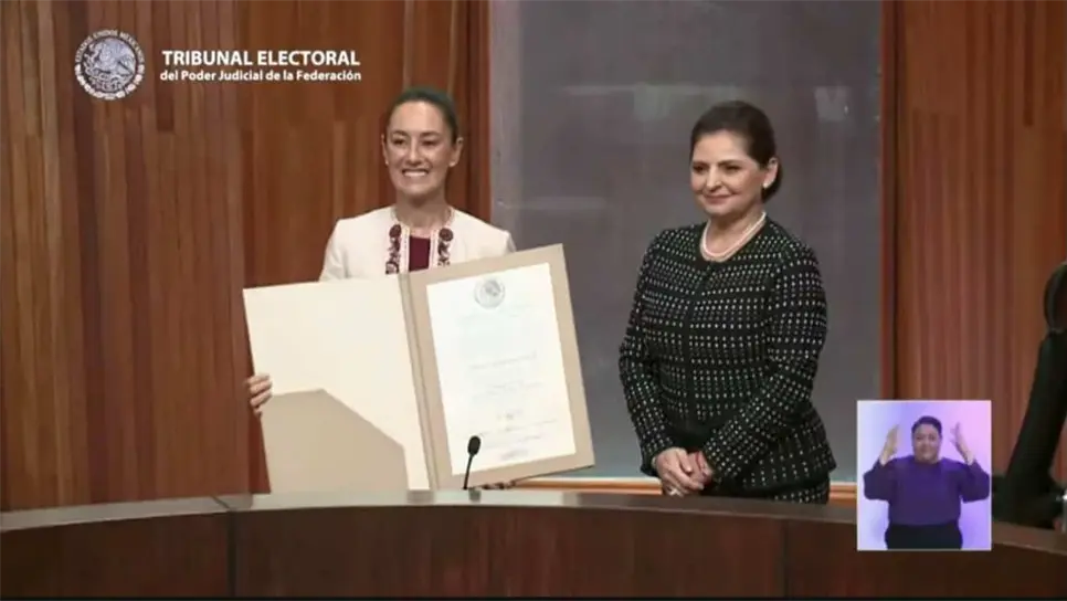 Claudia Sheinbaum recibe la constancia como la primera Presidenta Electa de México.