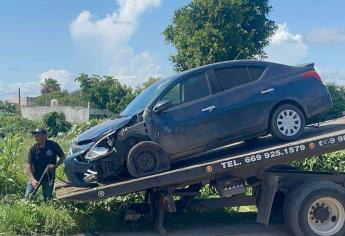 Conductor de automóvil cae a monte tras chocar a otro vehículo y huye en Mazatlán