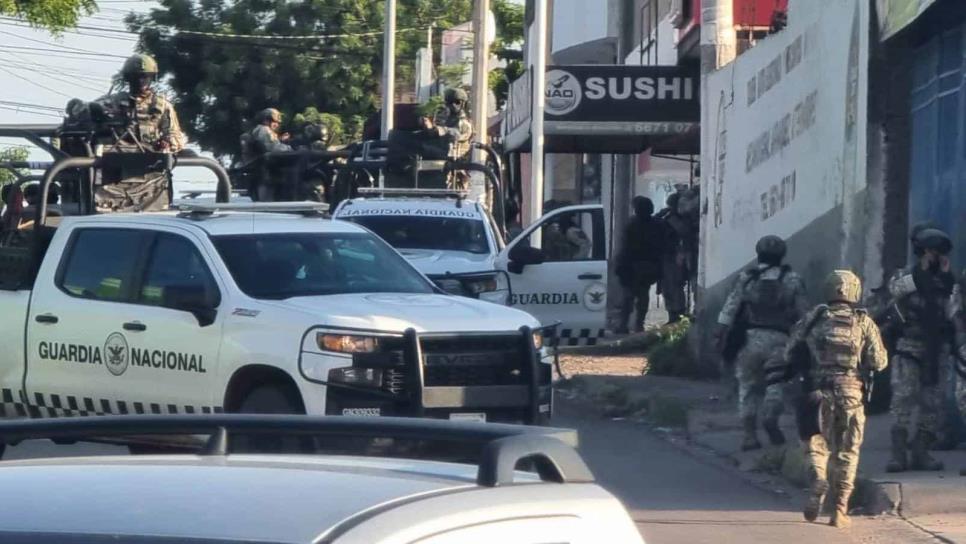 Militares sitian y arrestan a una mujer durante un operativo por la colonia Huizaches, en Culiacán 